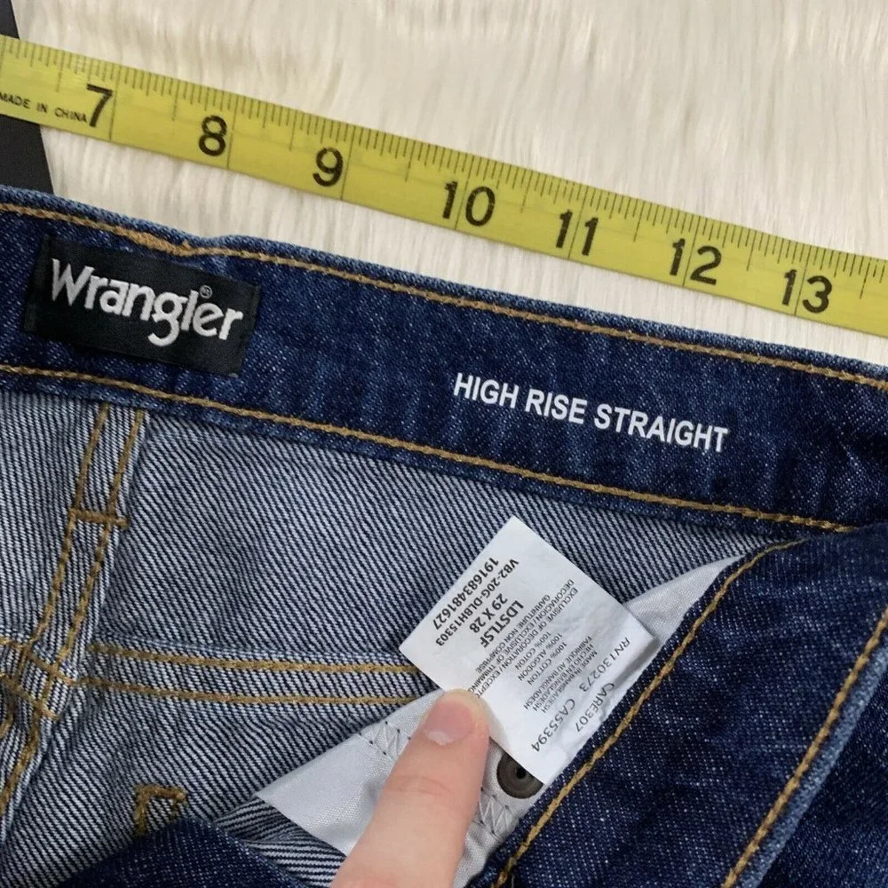 Wrangler Women's Size 29 X 28 Dark Wash High Rise Straight Leg‎ Denim Jeans